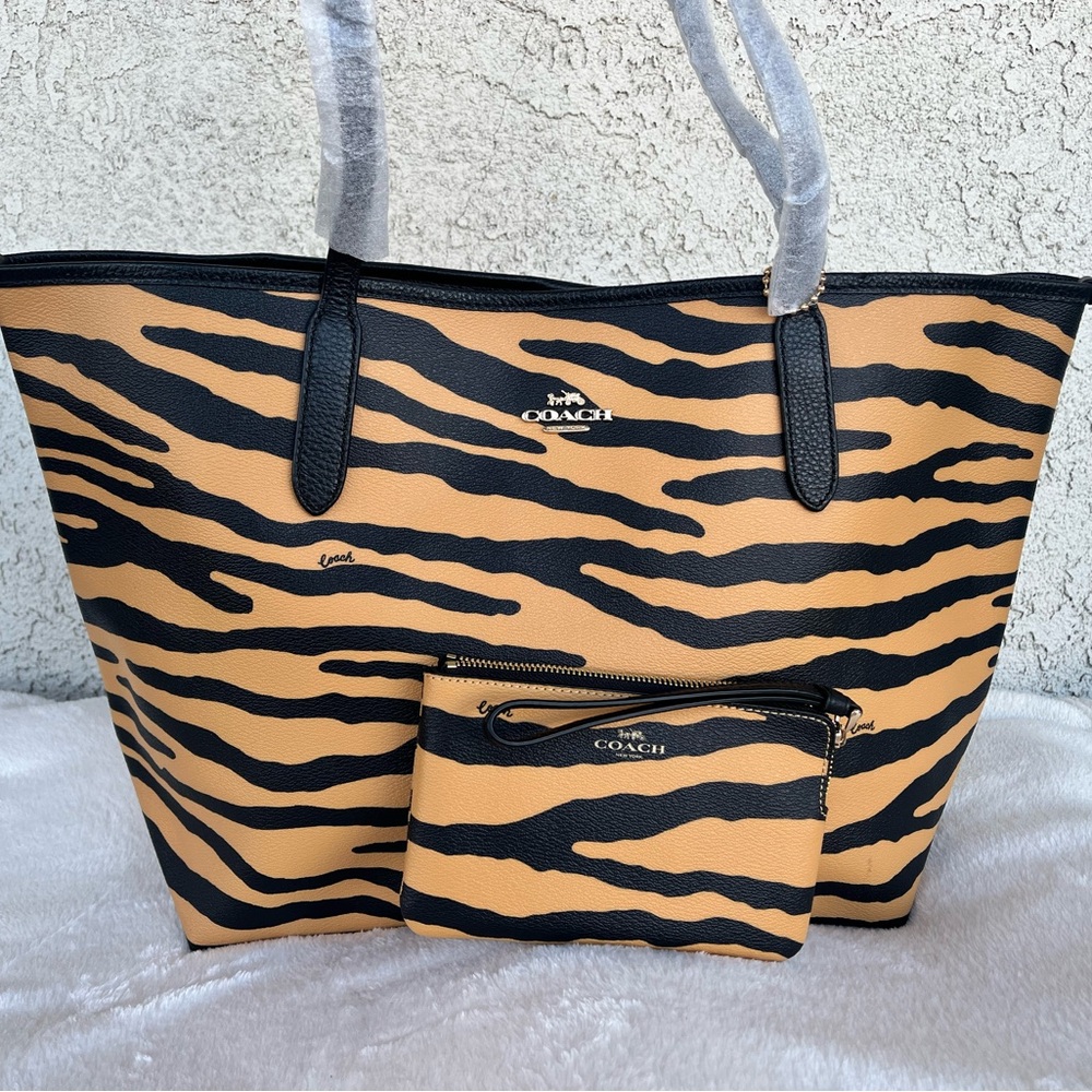 NEW COACH TOTE AND WRISTLET IN TIGER PRINT